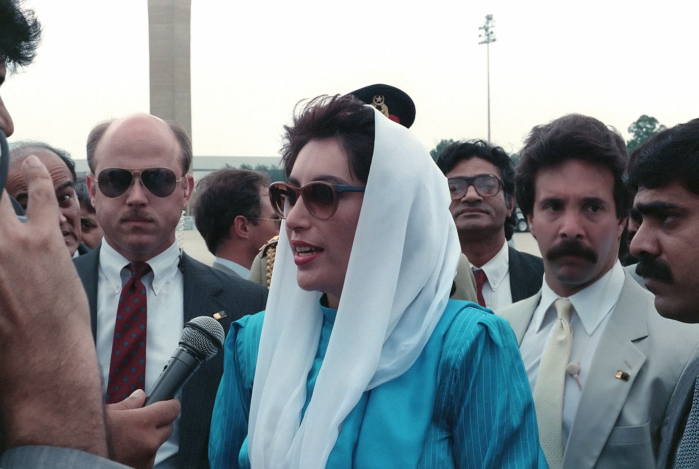 Shaheed Mohtarma Benazir Bhutto speaking with reporters in 1989